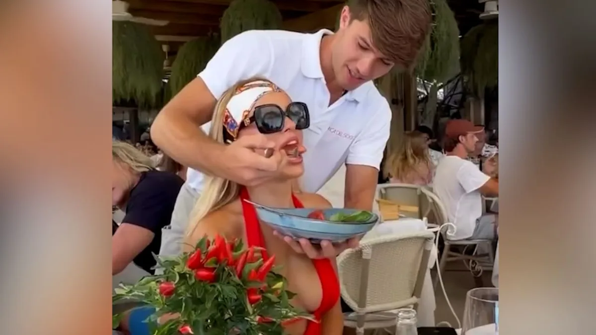 Baywatch-Star im Urlaub - Nur kauen muss sie noch selbst