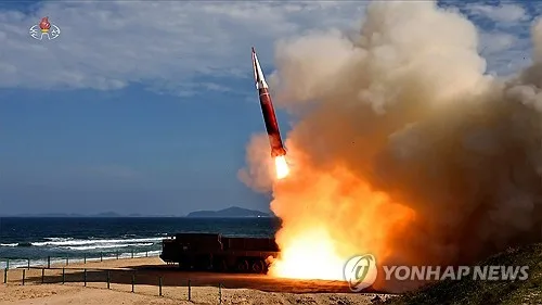 [속보] 日 "北, 탄도미사일 추정체 재차 발사…모두 日EEZ 밖 낙하추정"