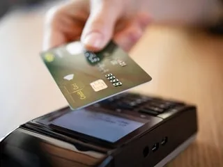 Vous pensiez que votre carte bancaire périmée était automatiquement bloquée ? Ce n’est pas toujours le cas