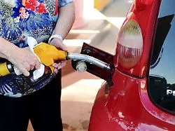 Milliarden-Mindereinnahmen : Mehrwertsteuersenkung für Autofahrer käme den Staat teuer