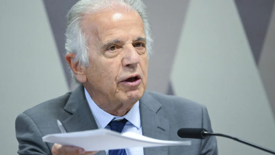 Ministro da Defesa tem celular clonado; golpistas perguntam se vítimas usam Android ou iPhone
