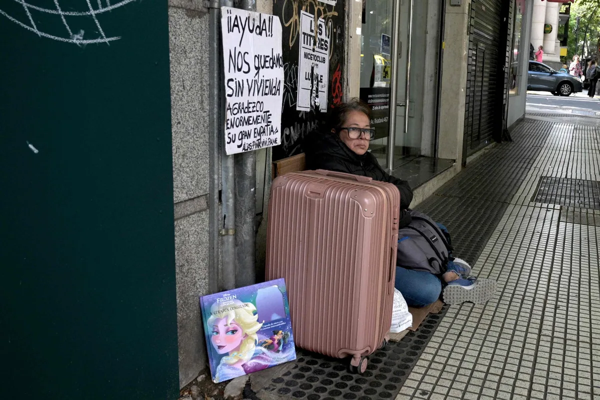 Tenían estudios y experiencia laboral, pero terminaron en la calle: qué revela un estudio sobre 2400 personas