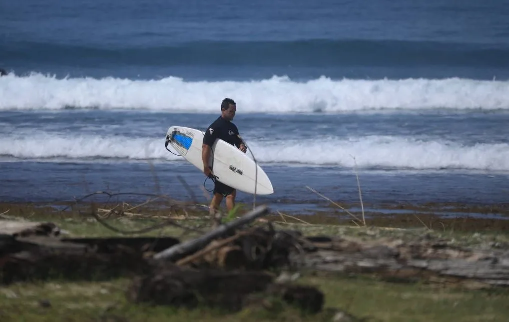 Surfista lucha por su vida tras ser atacado por un tiburón que destrozó su tabla en Australia