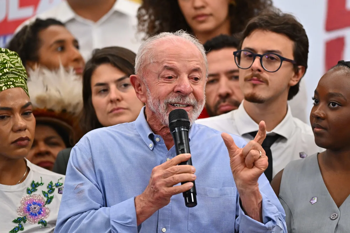 O que Flávio Bolsonaro e Lula propõem sobre o funcionalismo público