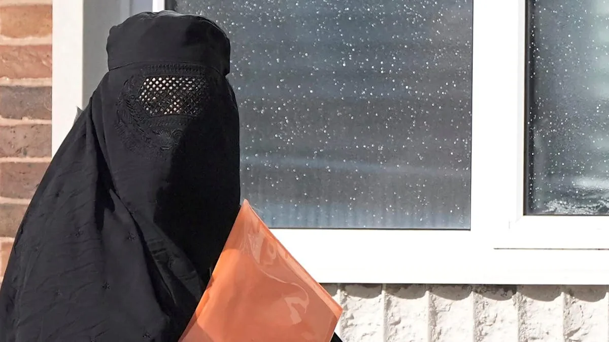 Er protestiert gegen die Migrationspolitik – 76-Jähriger erscheint in Burka vor Gericht