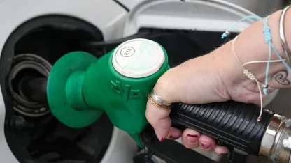 Gegen hohe Spritpreise: Neuer Tankrabatt wird als Gießkannenlösung kritisiert
