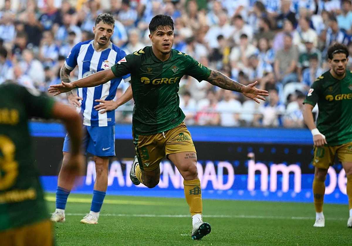 Cucho ya iguala a Parrott en el anuncio de la positiva competencia en la delantera del Betis