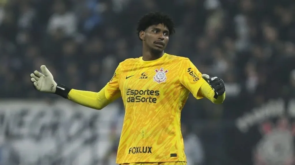 Após quinta derrota consecutiva no Brasileirão, Hugo Souza analisa partida