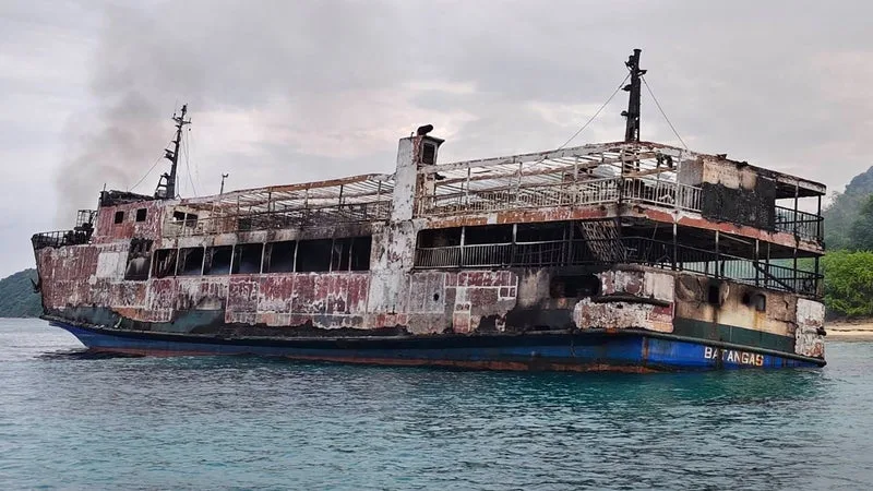 Philippines: 30 corps découverts à bord de l'épave d'un ferry touché par un incendie