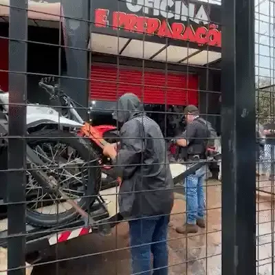 Passagem secreta ligava casa a desmanche de motos roubadas na Capital