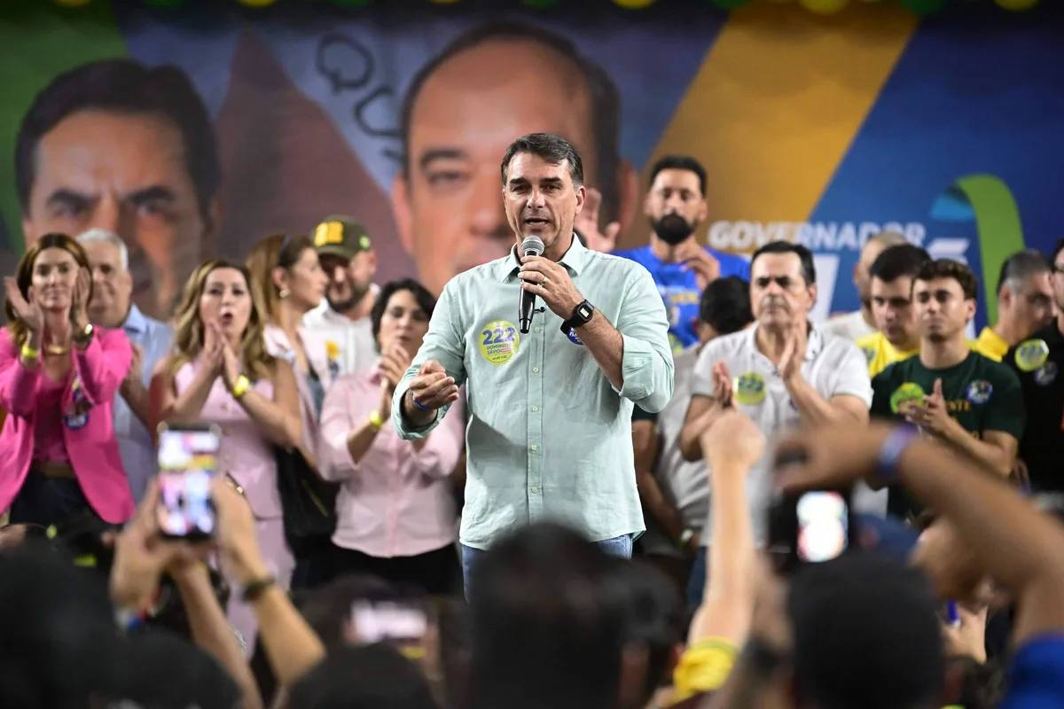 Flávio faz caminhada com Roscoe e Nikolas após a aceno a Cleitinho, em Belo Horizonte