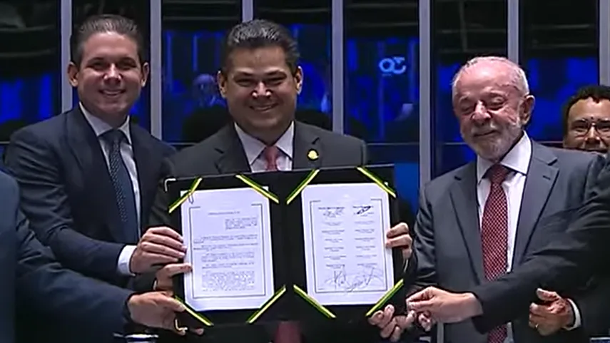 Congresso promulga fim da escala 6×1 em sessão com Lula, Alcolumbre e Motta