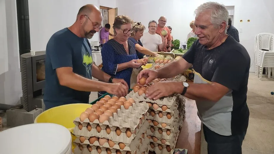 "1 100 œufs et 1,3 kilo de truffes" : une omelette géante cuisinée par des trufficulteurs de Dordogne