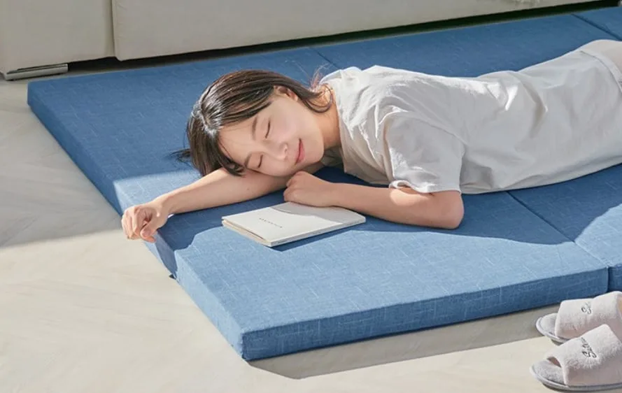 거실에 펴고 자기 딱 좋은 3단 매트리스, 침대에서 잔듯 편안해