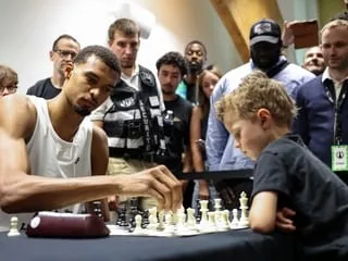 Wembanyama, Alcaraz, Lanier… Pourquoi ces sportifs de haut niveau se passionnent-ils pour les échecs ?