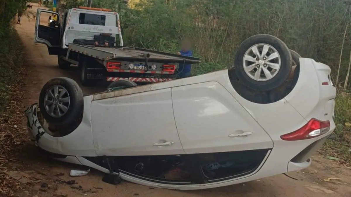Homem agride namorada, foge da PM, dá 'cavalo de pau' e capota carro da irmã em Linhares