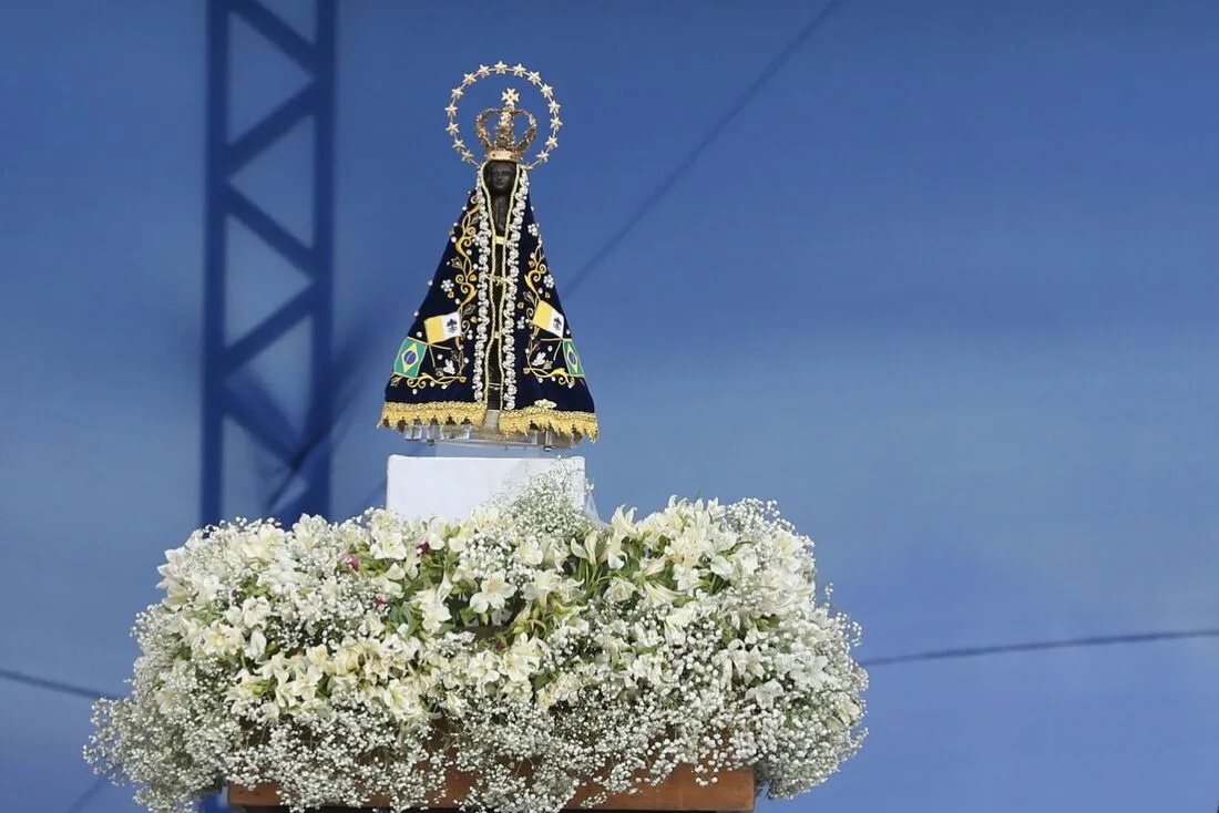 Fiéis celebram Nossa Senhora Aparecida com missas e procissões na Bahia