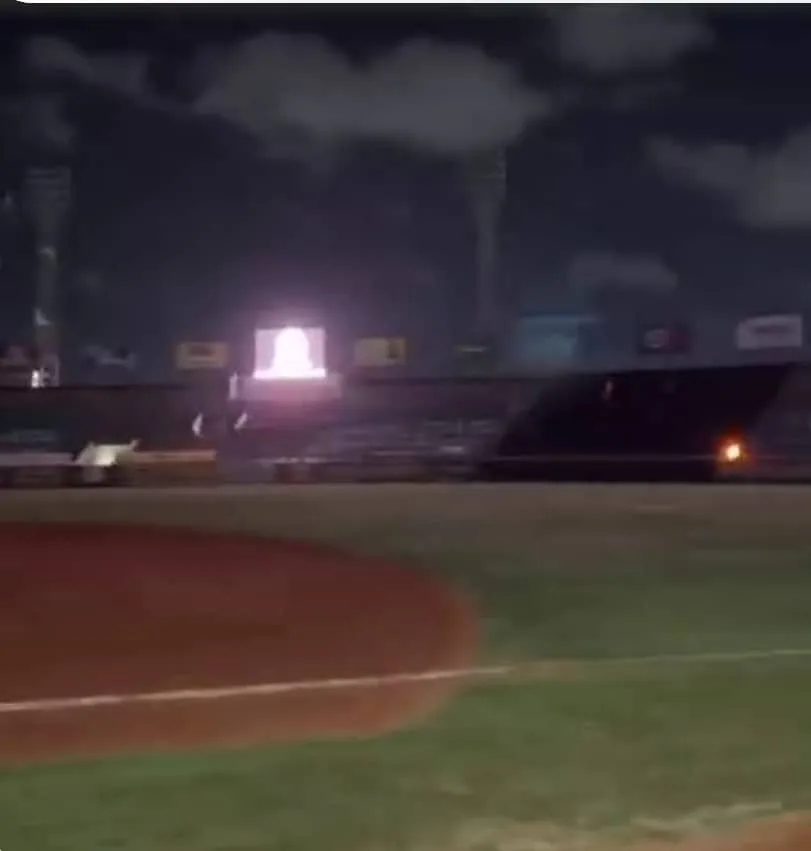 Se fue la luz en el estadio Luis Aparicio en pleno juego