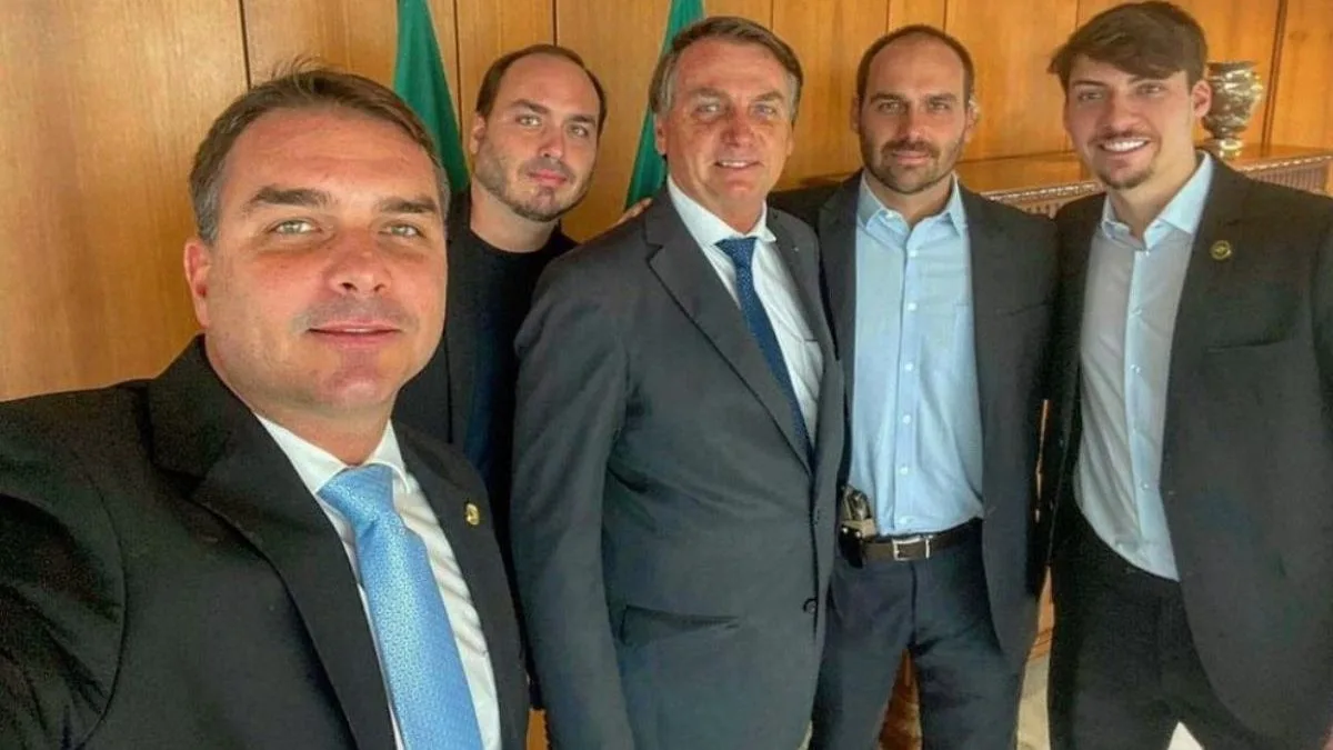 Moraes libera visitas de Carlos e Jair Renan a Bolsonaro em casa após suspensão de 30 dias