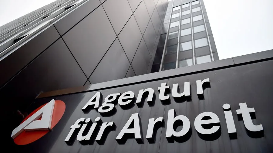 Arbeitsmarkt: Zahl der Arbeitslosen bleibt bei über drei Millionen