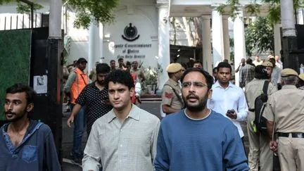 En Inde, deux chefs du mouvement contestataire des "cafards" placés en détention après des manifestations