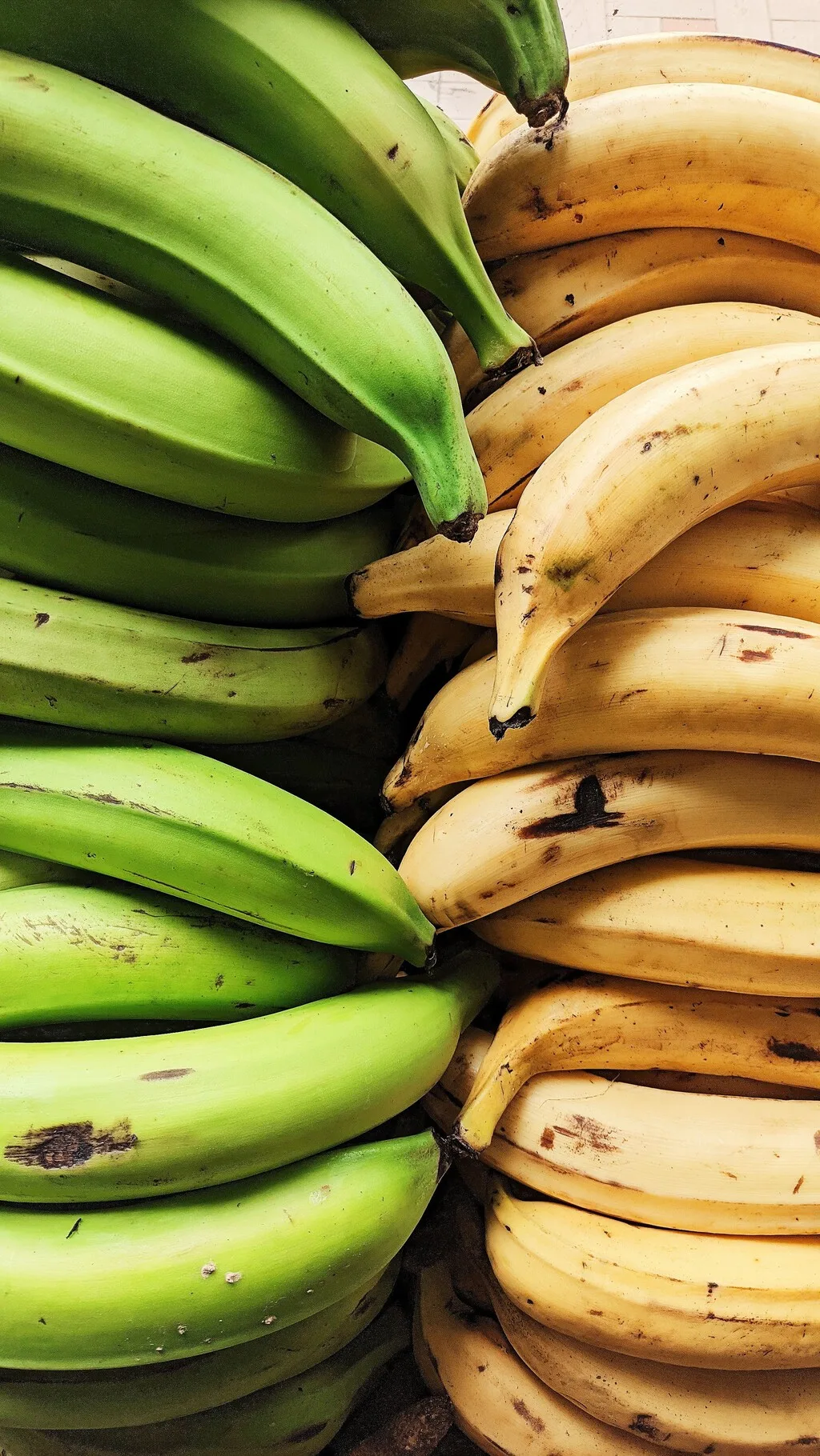José Luis Caro, frutero: "para evitar que los plátanos se pongan negros rápido, no uses el frutero; sino un tupper en el refrigerador con plástico adherente"
