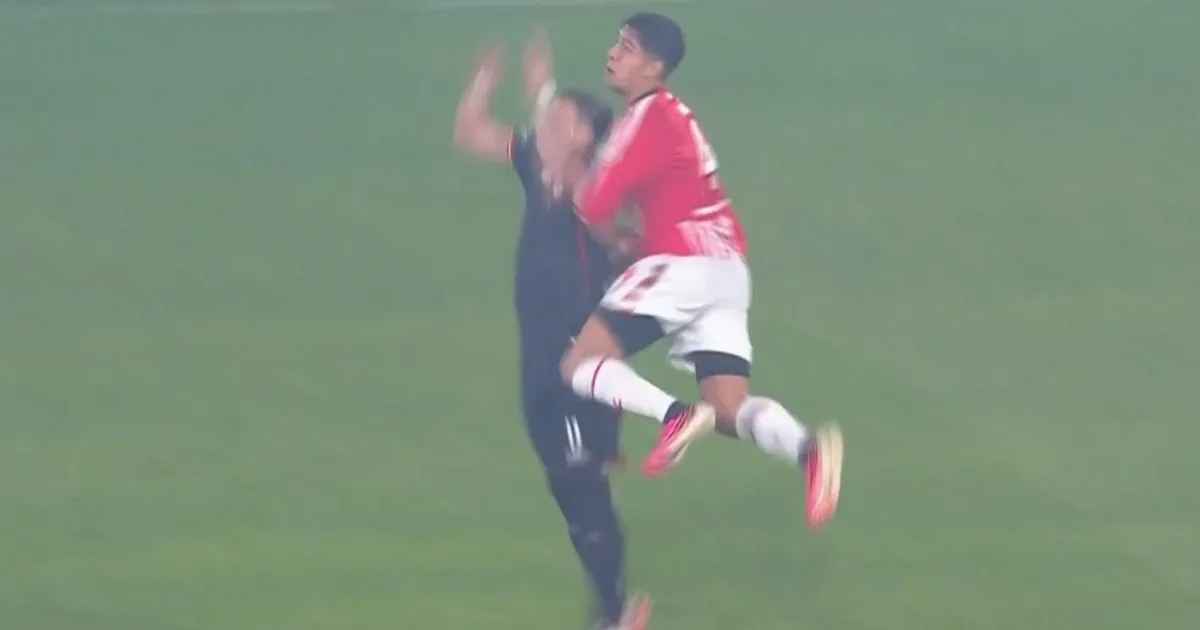 Estudiantes marcó un golazo, pero el VAR encontró una falta previa para rescatar a Barracas Central en la Copa Argentina