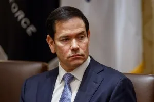 EUA seguirão defendendo Ormuz, diz Rubio; Trump mantém opções militares contra Irã