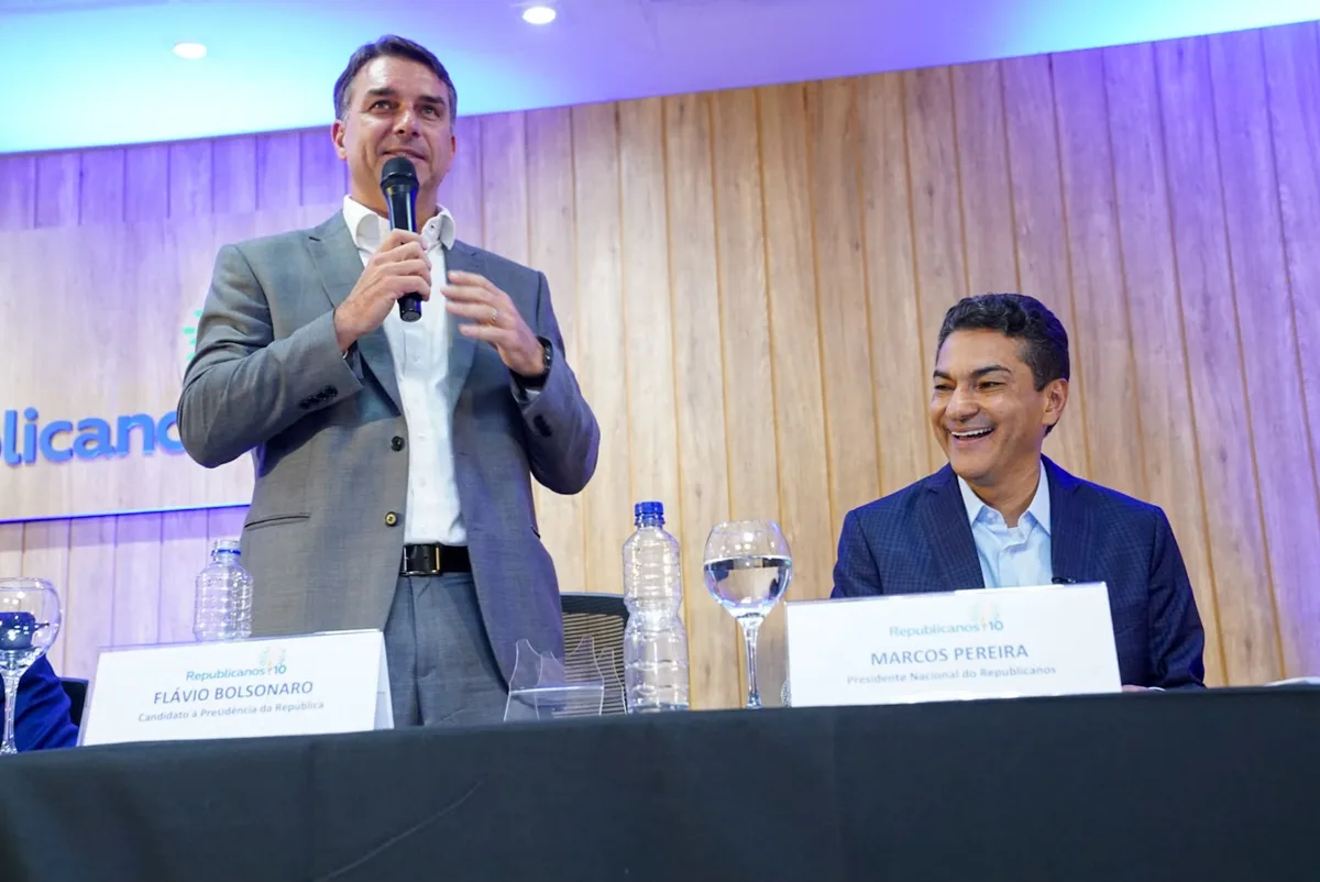 Republicanos pede a Flávio Bolsonaro apoio à permanência de Hugo Motta