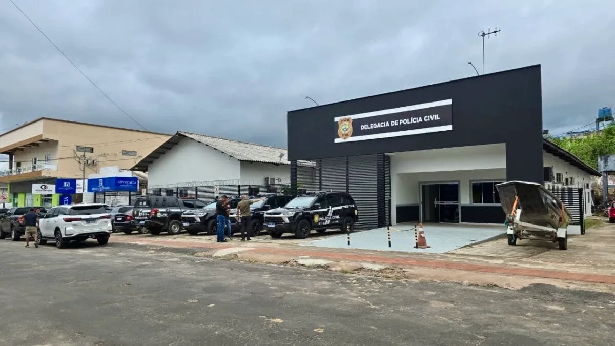 Mulher tem casa invadida pela quinta vez e criminoso furta bolsas, perfumes e maquiagens