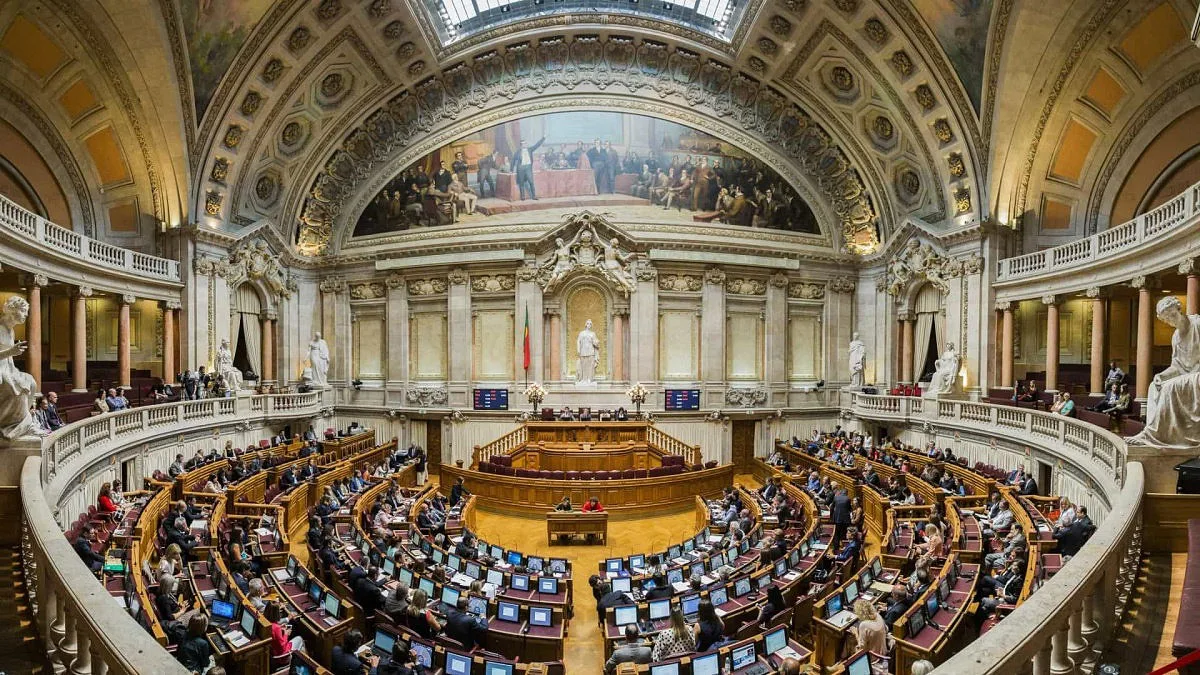 Seis, sete ou oito meses? Parlamento discute alargamento da licença parental e partidos estão divididos