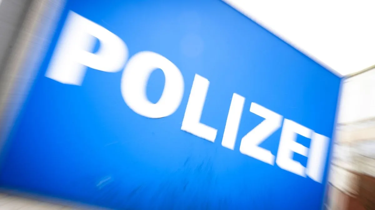 Hoher Schaden: Mehr als 30 Taxis mit oranger Farbe beschmiert