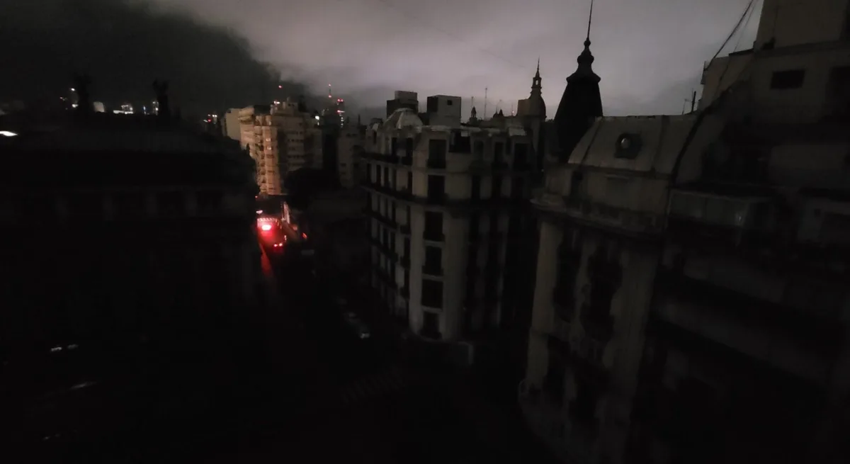 Apagón masivo en el AMBA: investigan si la falla de un interruptor clave generó el corte que dejó sin luz a 600.000 usuarios