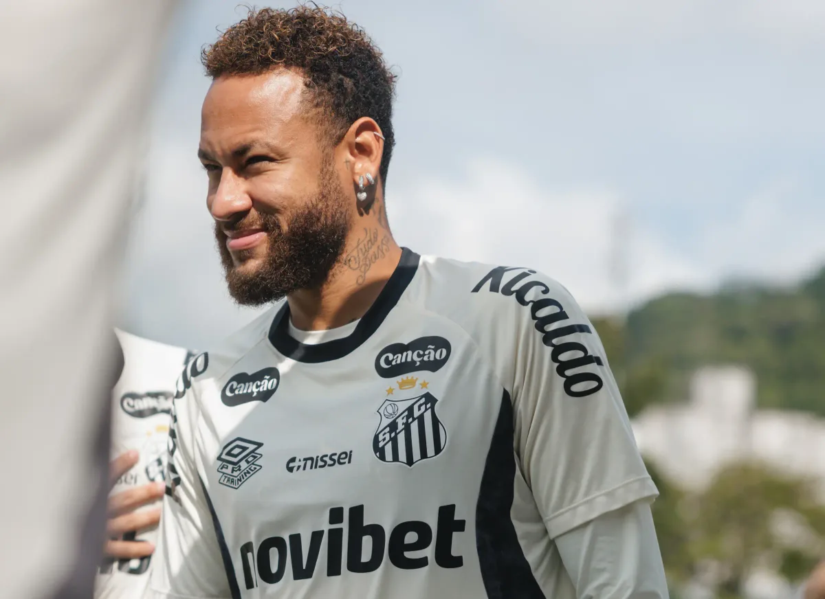 Com Neymar, Santos divulga relacionados para duelo contra o Macará