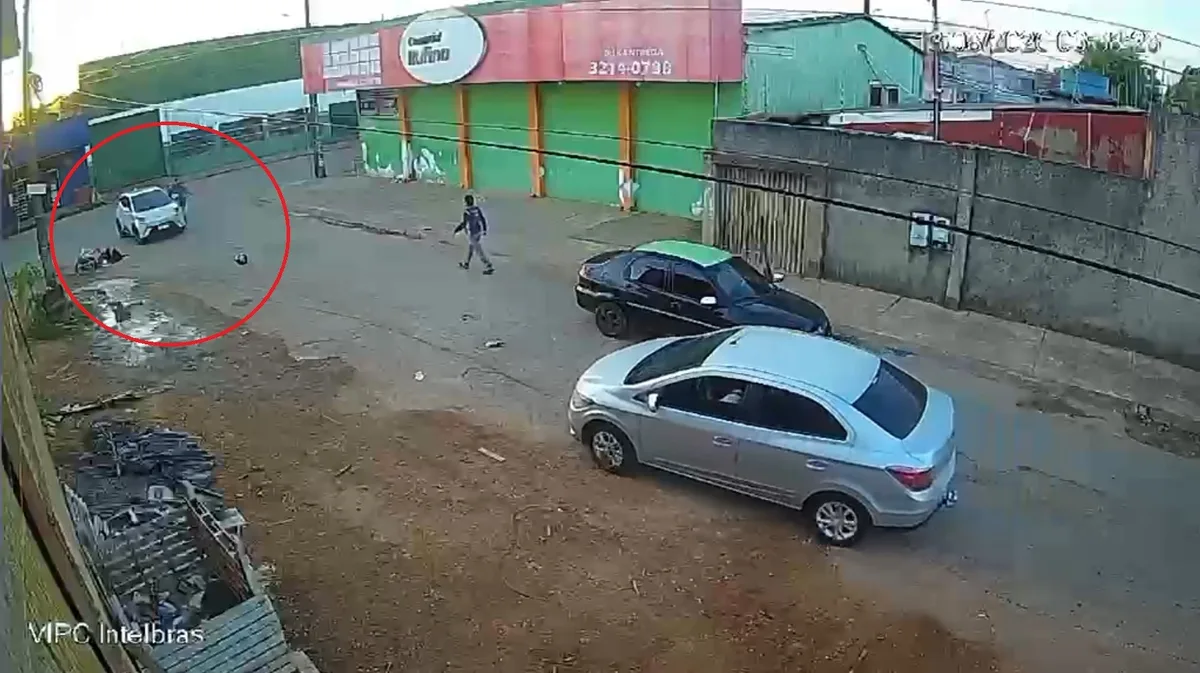 Mulher é encontrada morta sobre moto e polícia suspeita de mal súbito, mas imagens mostram acidente em RO