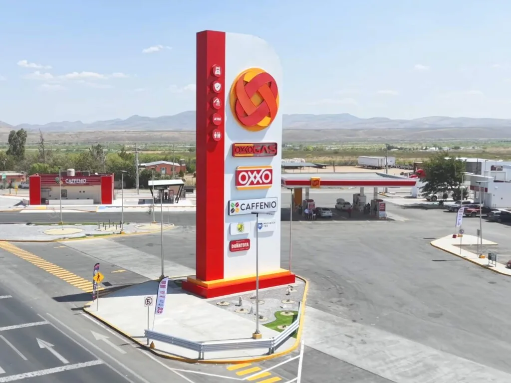 OXXO construyó un parador de 100 millones de pesos en México para que los camioneros puedan descansar, comer y hasta lavar su ropa