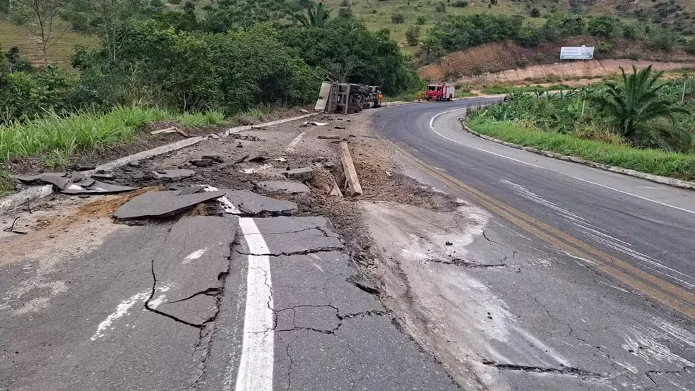 Caminhão com pedras tomba e racha asfalto da BR-101 na Bahia
