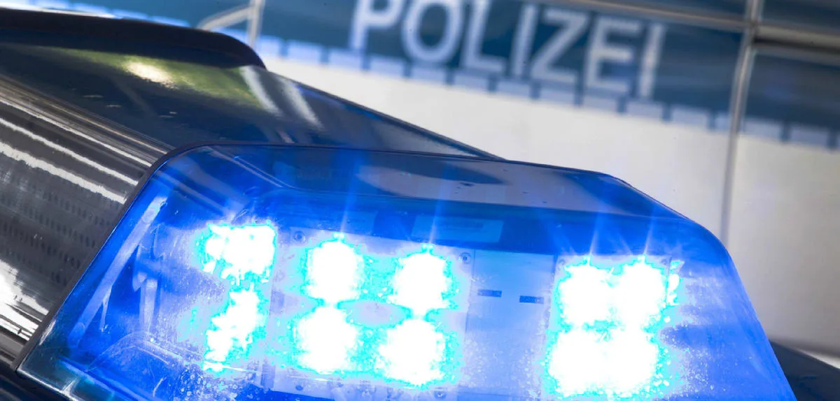Männer sprechen Frau auf Davidstern an und gehen mit Glasflasche auf sie los