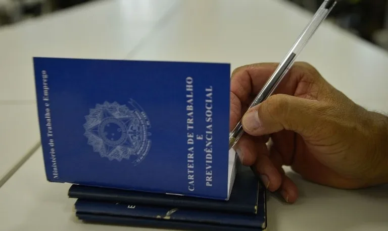 PNAD Contínua: Desemprego despenca e número de pessoas ocupadas bate recorde histórico, aponta IBGE