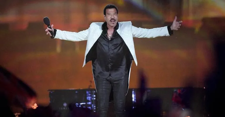 Lionel Richie hospitalizado após sentir-se mal em concerto
