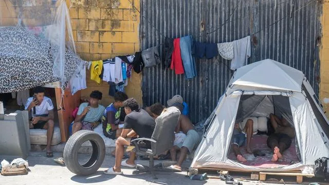 Migrationskrise in Spanien: Ceuta: Demonstranten legen Feuer in Migrantenlager