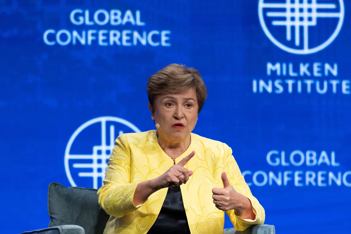 La jefa del FMI advirtió que la economía global resiste el shock por la guerra en Medio Oriente pero crecen los riesgos fiscales