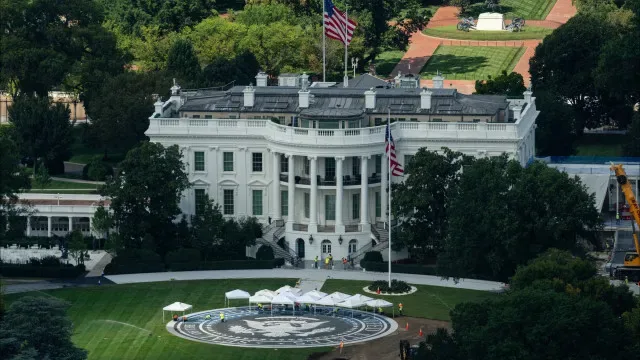Trump constrói heliporto de granito no jardim da Casa Branca