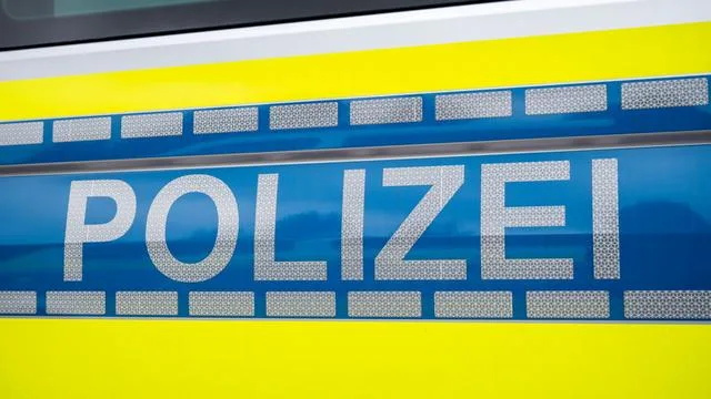Ermittlungen: Toter Mann verschüttet in Stall gefunden