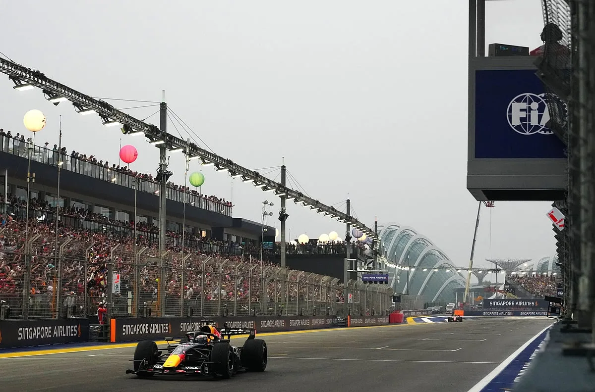 Sprint. Verstappen reina no caos molhado de Marina Bay com pódio duplo da Ferrari e desastre na McLaren