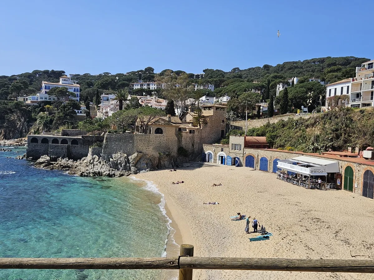 El chiringuito perfecto para despedir al verano está en un pintoresco pueblo de la Costa Brava: “Lleva sirviendo fresquísimo pescado y arroces desde los años 70”
