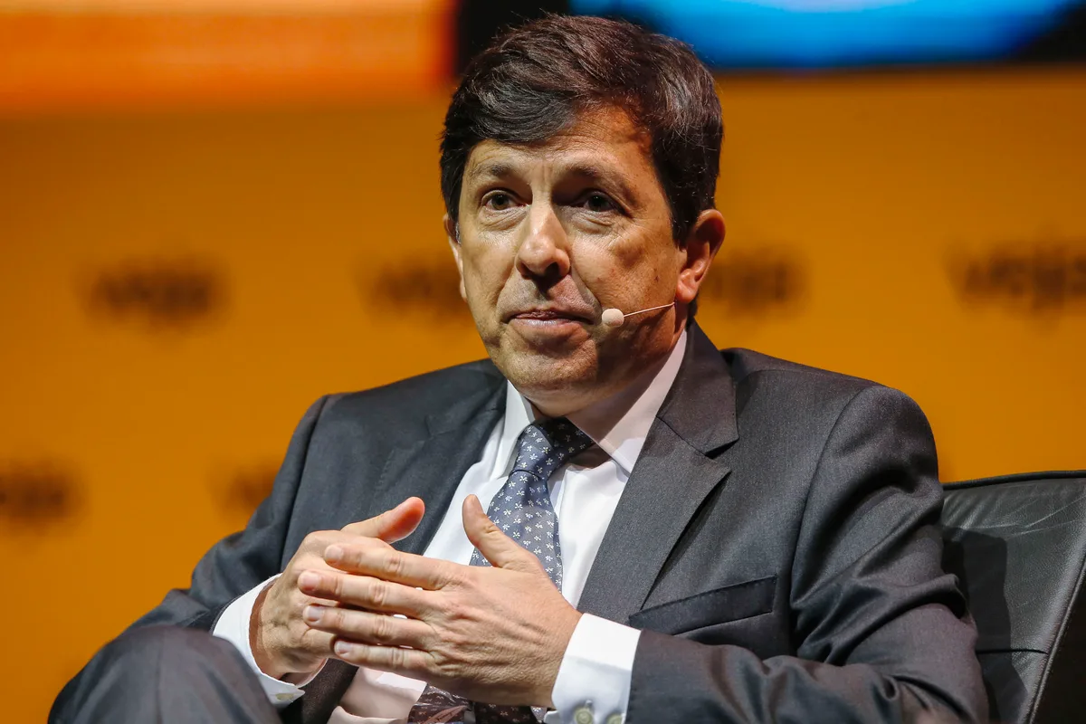 Fundador do Novo ironiza Zema em sabatina da Globo: ‘Não aparecer é q melhor’
