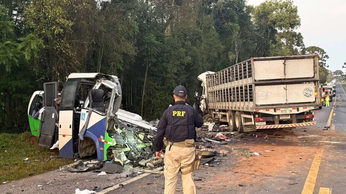 Acidente entre micro-ônibus e carreta deixa 23 mortos no Paraná