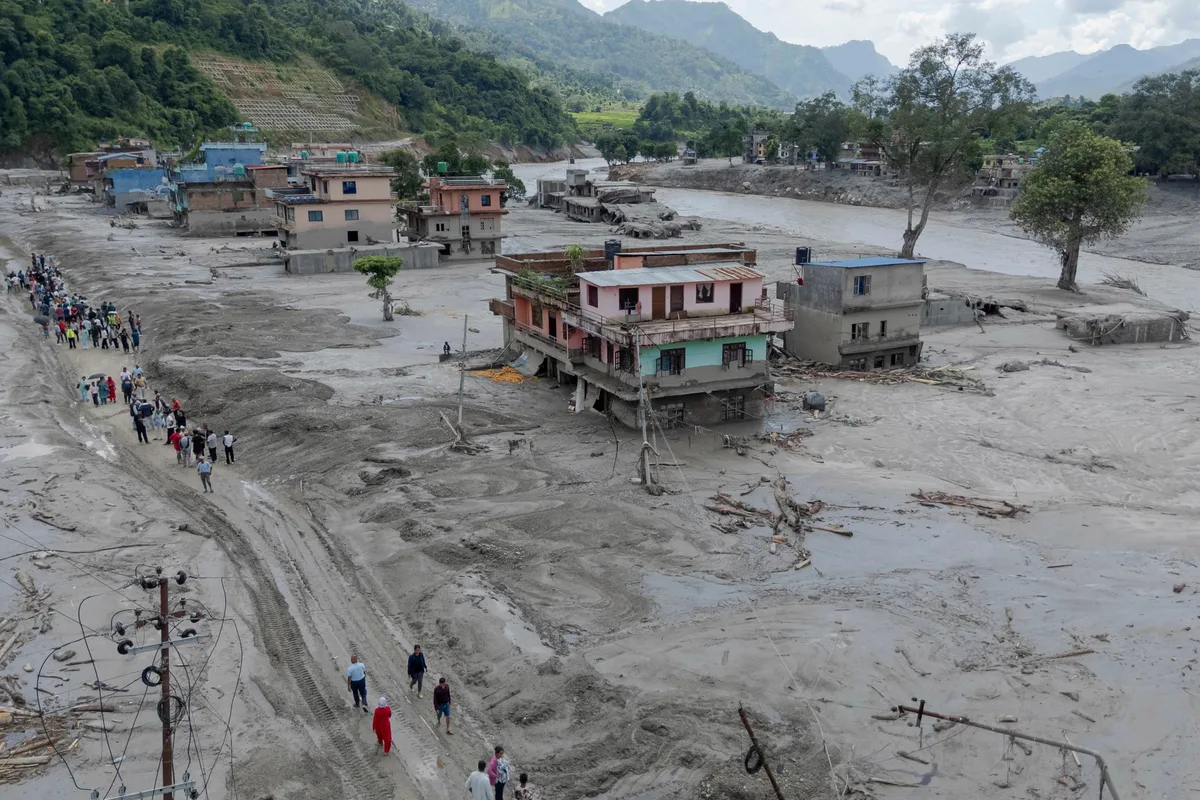 VÍDEO mostra resgate arriscado para chegar ao túnel no Nepal que protegeu centenas durante avalanche