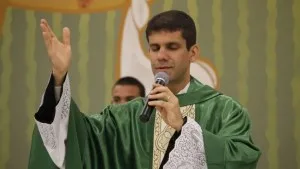 Quem é o padre do interior de SP excomungado após se juntar a grupo que desafia papa